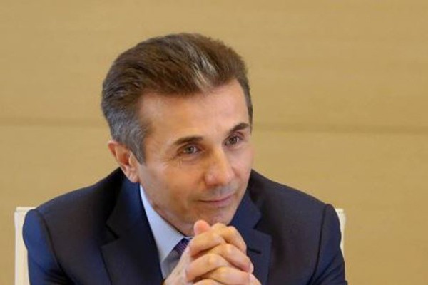 „ქართული ოცნების“ ოფისში უმრავლესობის შეხვედრა მიმდინარეობს, რომელსაც ბიძინა ივანიშვილი ესწრება