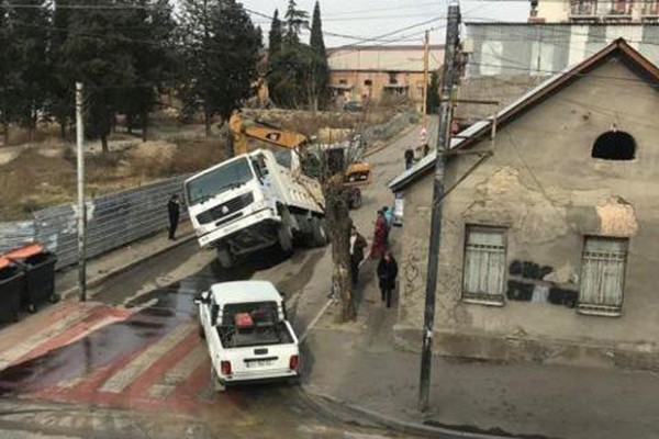 ისანში გზის ნაწილი ჩავარდა და სატვირთო ჩაიყოლა