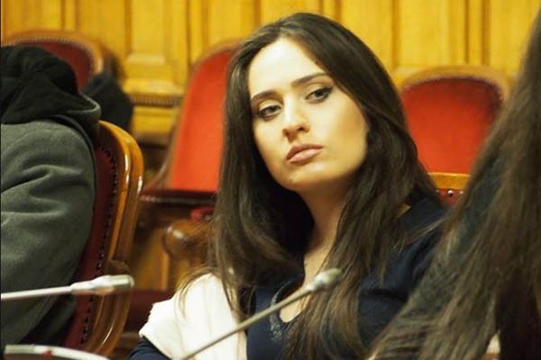 “სკოლაც გავაუქმოთო, რომ ხუმრობთ, გგონიათ, სკოლა გვაქვს?…სკოლებში, საბჭოთა დროიდან დღემდე, თაობებს უკლავენ ანალიტიკური აზროვნების უნარს, უნგრევენ ფსიქიკას… “