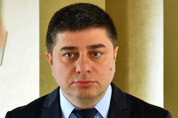 ჩვენ არავის ვრიცხავთ, თუმცა, არც ის გვინდა, რომ გუნდის შიგნით იყო და გარედან ურტყამდე