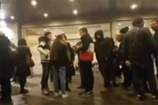 ემიგრანტებისა და ჟურნალისტების წინააღმდეგ, რომლებსაც ლიეჟში შეხვედრაზე არ უშვებენ, წიწაკის სპრეი გამოიყენეს