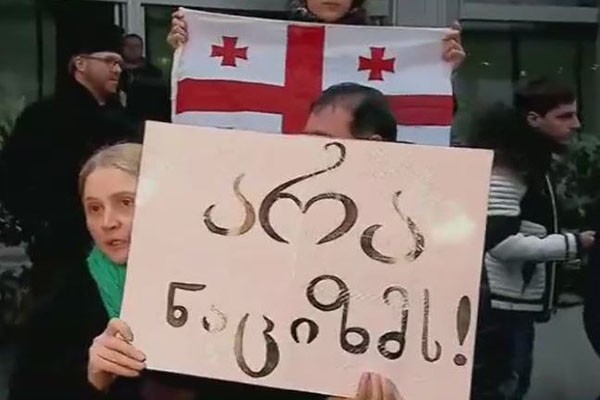 სააკაშვილისა და ემიგრანტების შეხვედრა კონტრ აქციის ფონზე მიმდინარეობს