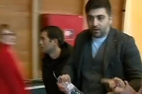 ახალგაზრდა კაცმა სააკაშვილს წყლით სავსე ბოთლის სროლა სცადა