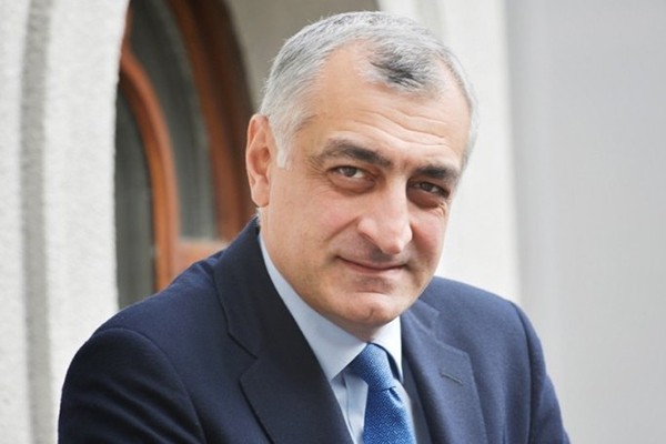 მამუკა ხაზარაძე ანაკლიის პროექტის დაფინანსების მოსაზიდად  ნაკისრი ვალდებულების შესრულების ვადების დარღვევას აღიარებს