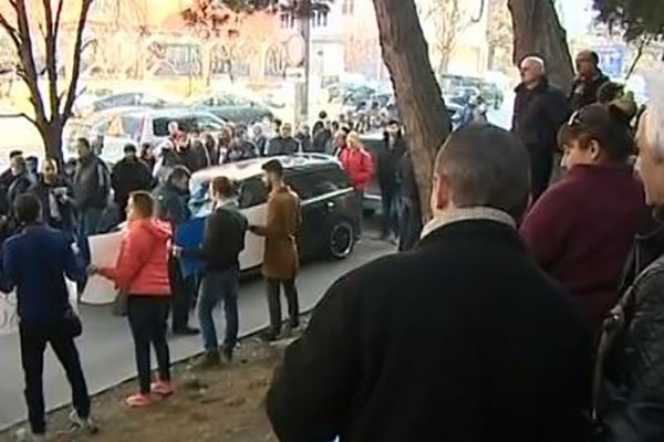 „გადადგეს გეგეშიძე!“ – ჭიდაობის ფედერაციასთან სამოქალაქო აქტივისტები აქციას მართავენ