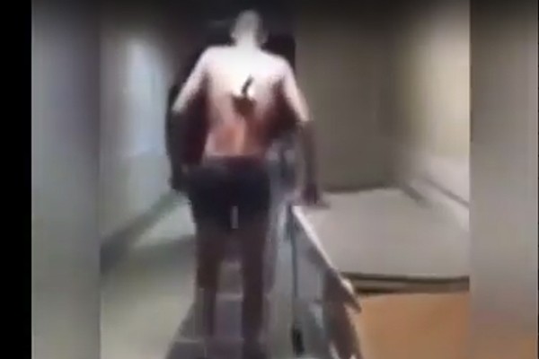 (ვიდეო) კაცი, რომლესაც ზურგში დანა აქვს ჩარტყმული, ოპერაციამდე მოსაწევად მიდის!