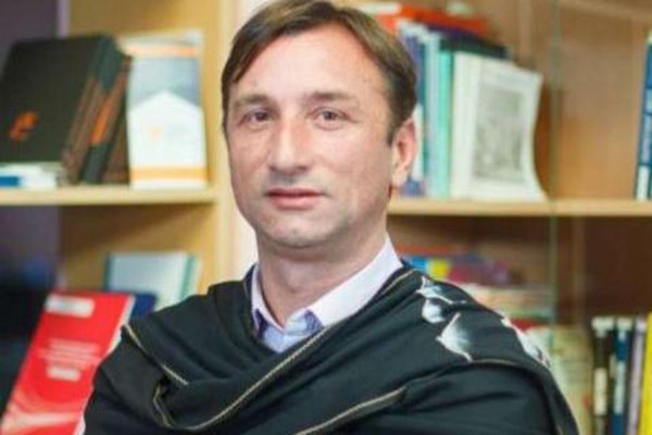 ებიჯო...ზუსტად მაგას გეკითხები მე შენ! ვინ გმფარველობს? ვინ გაფინანსებს?