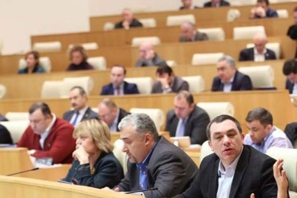 საპარლამენტო უმცირესობა დაიშალა