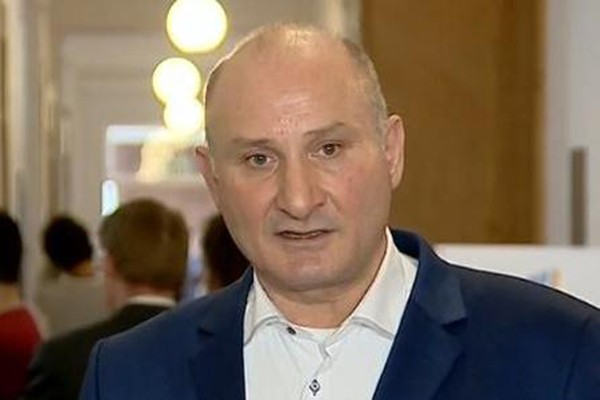 „ვისი პიანინო ვის როიალშია... ხალხი ერთმანეთს აგინებს და ბოლოს აღმოჩდება, რომ ერთი „კამანდაა“