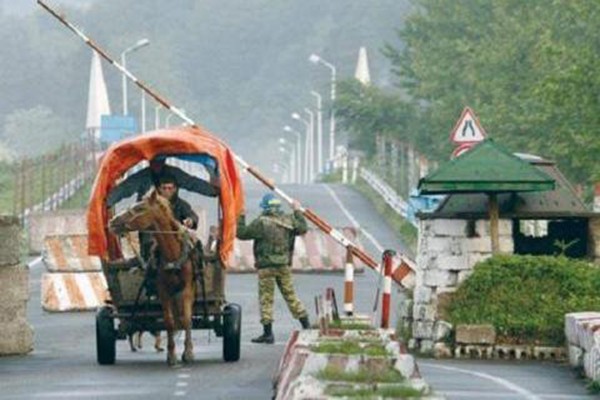 „აჰა, თქვენ კიდევ ერთი გვამი... ახლა აფრიალეთ რუსული დროშები, ეკეკლუცეთ რუს ქალებს“