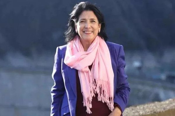 ქალბატონი, რომელიც კუს ტბაზე ძაღლს ასეირნებდა, სალომე ზურაბიშვილი აღმოჩნდა