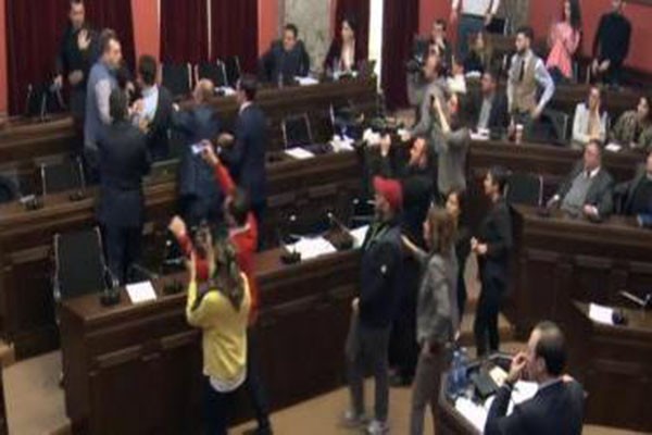 ფიზიკური დაპირისპირება კომიტეტის სხდომაზე
