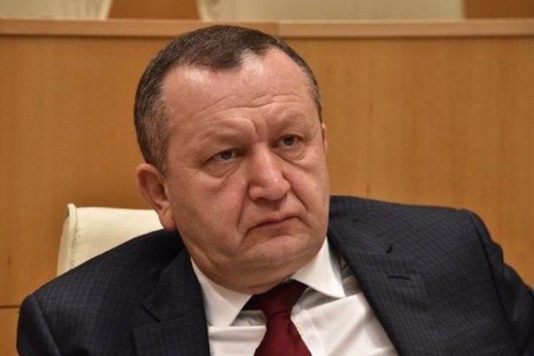 როდესაც პარლამენტის თავმჯდომარეს უკნიდან ეპარებით … ამ დროს კაცია ადამიანი, თუ ტრ..კი?