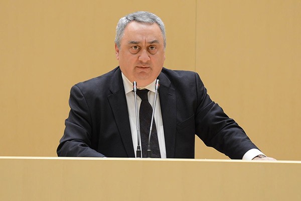“ვაი, როგორ მენანება ყოველი წუთი, რომელიც თქვენს გვერდით გავატარე…”