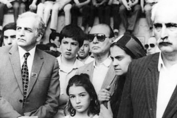 გიგი უგულავა:  გილოცავთ ბატონო პრეზიდენტო, გვერდით მდგომი რიგითი თინეიჯერი