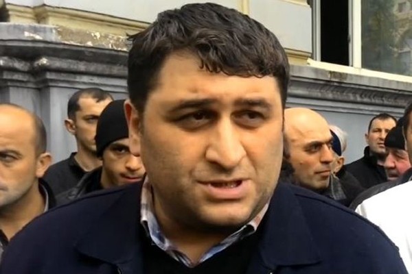 რეპრესირებული ადამიანების უდიდესი ნაწილი არის მუსლიმი, ამიტომ მათ გადასვენებაში ჩართული იქნან მუსლიმი სასულიერო პირები