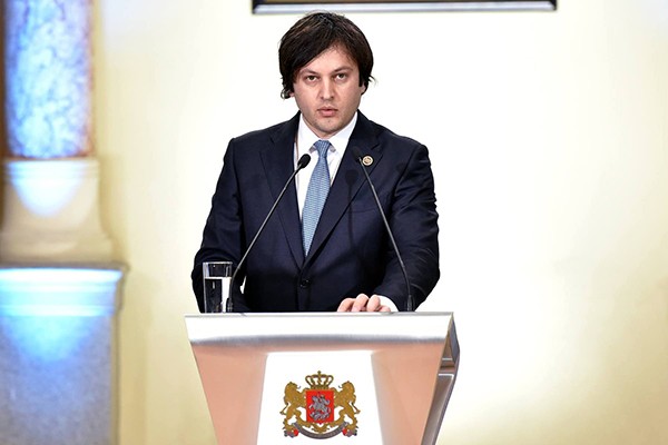 “ეს სასახლე არის აშენებული ხალხისთვის წართმეული ფულით და ჩვენი ამოცანაა, დავუბრუნოთ ხალხს”