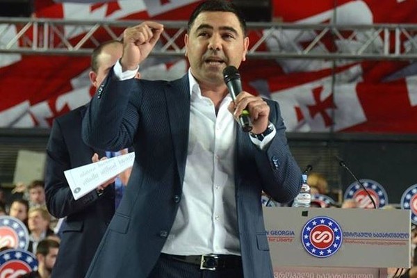 მარნეულში ოპოზიციის წარმომადგენლები მხარდამჭერებს ჩუმად ხვდებიან