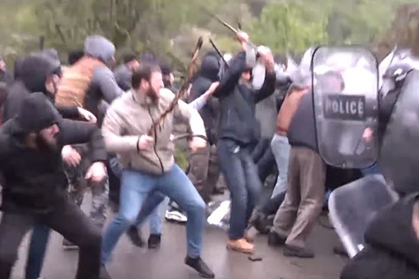 ასეთ შემთხვევაში მიშას დროინდელი “სპეცნაზი” რას იზამდა? მინიმუმ 10 კაცს ადგილზე მოკლავდნენ!