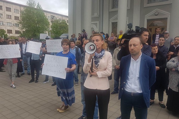 “სანდრა ფლორიდის გუბერნატორად” – ზუგდიდში, რულოვსის შტაბის წინ დევნილებმა აქცია გამართეს