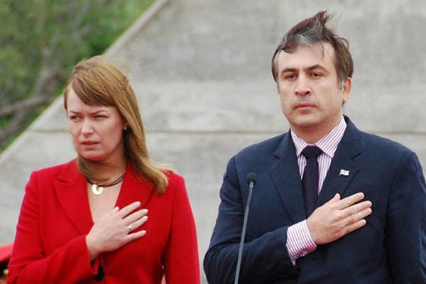 სააკაშვილი და მისი მეუღლე საზოგადოებას არწმუნებენ, თითქოს შეჭირვებულად ცხოვრობენ და არანაირი წვლილი არ მიუძღვით, რაც საქართველოში ხდებოდა