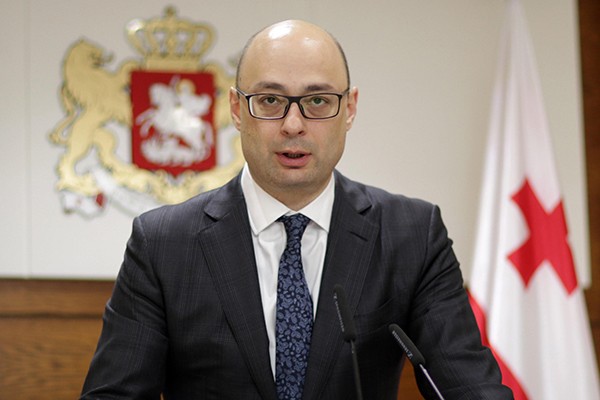 გიორგი ქობულიას განცხადებით, სახელმწიფო უწყებებში კვალიფიციური კადრების დეფიციტია და სტრუქტურები კონკურენციას ვერ უწევენ კერძო სექტორს
