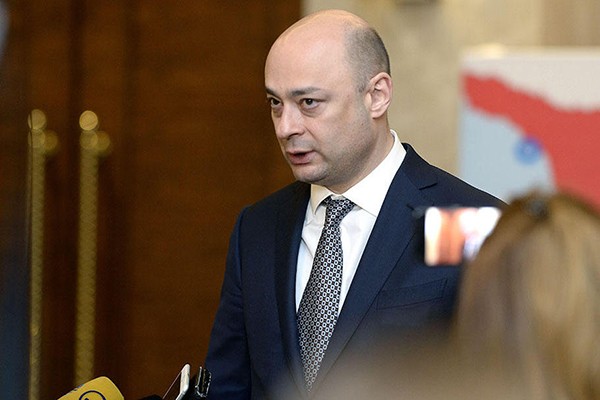 მმართველ გუნდში დისკუსიისას მე ერთხელ მართლაც მიწოდეს 