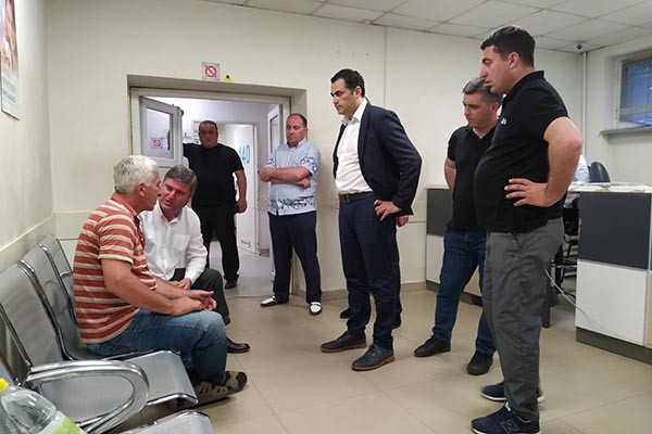 ზუგდიდის მერობის კანდიდატმა ავტოსაგზაო შემთხვევის შედეგად დაშავებულები მოინახულა