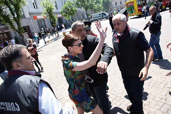 “ჩვენ ღმერთმა მოგვცა ქვეყანა, გვაქვს უთვალავი ფერითა” და ეს “ფერები” თანასწორნი არიან ღმერთის და კანონის წინაშე!