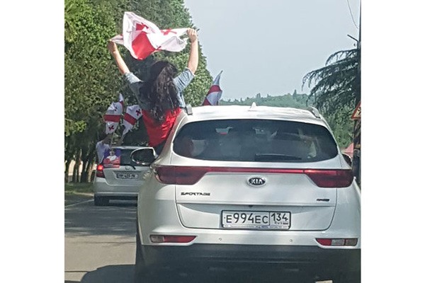 გაერთიანებული ოპოზიციის კოლონაში რუსული სახელმწიფო ნომრიანი მანქანაცაა