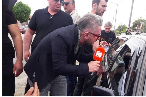 “ჩუსტები ძირს დააყრევინა“ – ნიკა გვარამიას ფიზიკურ შეურაცხყოფაში ადანაშაულებენ