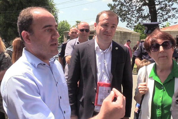 სოფელ კოკში სანდრა რულოვსი და დავით ნარმანია ერთმანეთს სიტყვიერად დაუპირისპირდნენ