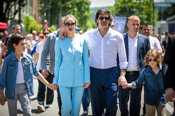 მერი სა­ზე­ი­მო ღო­ნის­ძი­ე­ბებს ოჯა­ხის წევ­რებ­თან ერ­თად და­ეს­წრო