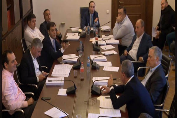“ამ სკამს მისტირით, შემიძლია გაჩუქოთ…” – “პატარა კაცუნა ხარ…”