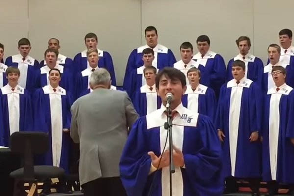 ფოთელმა 18 წლის არჩილ გვასალიამ, ამერიკელი კლასელები ქართულად აამღერა (ვიდეო)