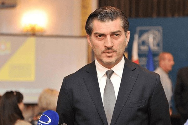 გიორგი სამუშია ის ადამიანია, რომელმაც მიხეილ სააკაშვილის ემიგრანტებთან შეხვედრისას განსხვავებული აზრის მქონე ადამიანებს წიწაკის „სპრეი