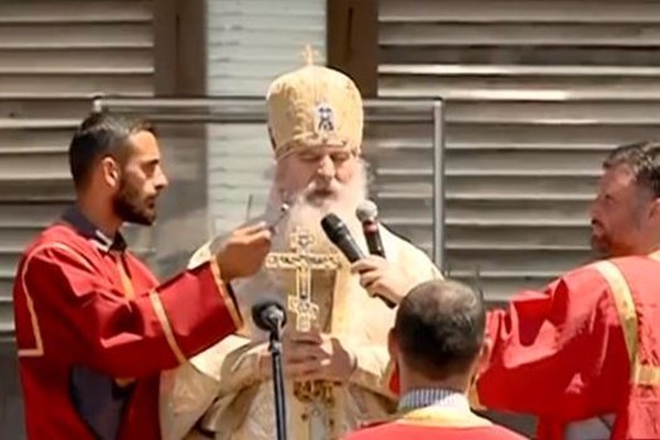 “მადლობა ქალბატონ სალომეს, იგივე ნინოს, ბატონ მამუკას, ბატონ ირაკლის და ქვეყნის პოლიტიკურ ლიდერს, ბატონ ბიძინა ივანიშვილს”