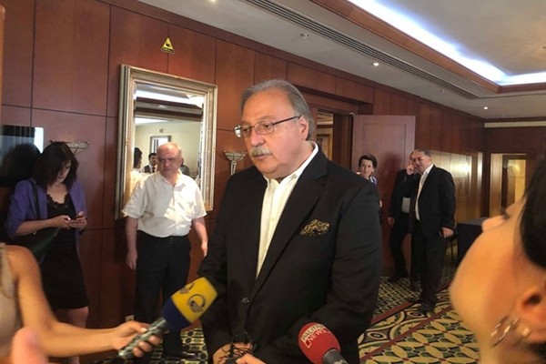 ამ შენობის წინ, ასფალტმაც კი იცის, რომ 2020 წელს ხელისუფლება შეიცვლება 
