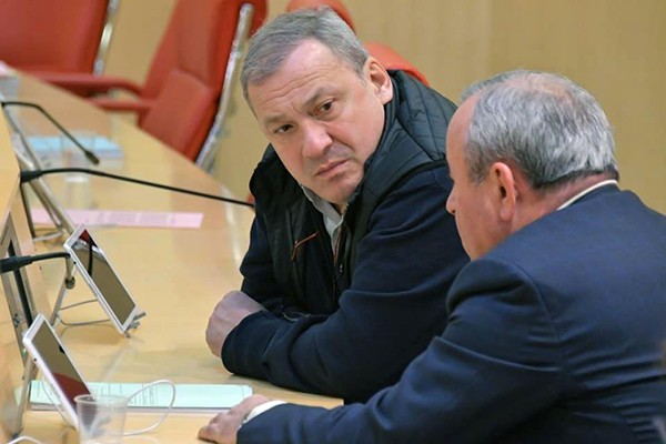 ზაზა პაპუაშვილმა გიგა ბოკერიას დარბაზიდან გაძევება მოითხოვა, პარლამენტის თავმჯდომარემ კი, ეთიკის საბჭოს საგანგებო სხდომა დანიშნა