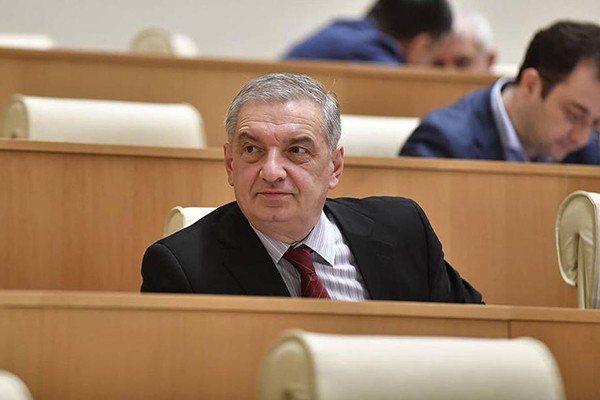 გიგა ბოკერია, შე ყეყეჩო ადამიანო!.. ქვეყანაში ბევრია ისეთი ადამიანი, რომელსაც თქვენგან განსხვავებით, ყავარჯნებით არ გაუუპატიურებია მამაკაცი