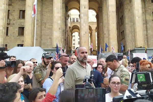 დაპირისპირება პარლამენტთან – აქციის მონაწილეთა ნაწილს ოპოზიციონერ დეპუტატებთან ერთად დგომა არ სურს