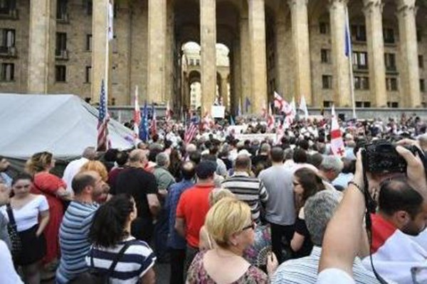 ულტიმატუმი მთავრობას: ერთ საათში უნდა გადადგნენ კობახიძე, გახარია და გომელაური