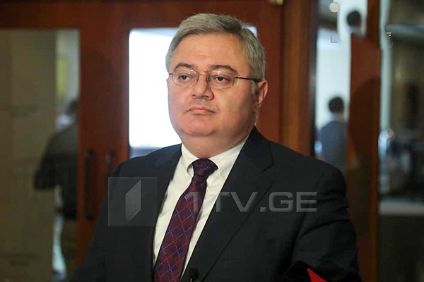 იმის ნაცვლად, რომ „ნაციონალურ მოძრაობას“ საპროტესტო აქცია გამოეყენებინა ხელისუფლებაზე სწორი ზეწოლისთვის, სახელისუფლებო წრეების კონსოლიდაცია მოახდინა