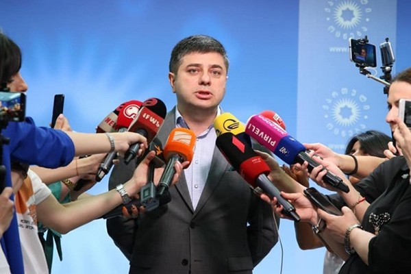 ზაქარია ქუცნაშვილმა დეპუტატის მანდატი დატოვა