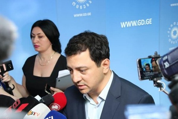 პარლამენტის თავმჯდომარის პოსტზე არჩილ თალაკვაძის კანდიდატურა განიხილება