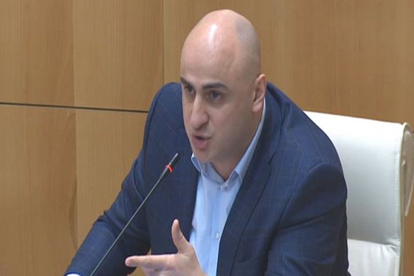 ხმა მიეცით ქართველ მელოტთა ერთობას! – მელია მელოტი არაა! ის იპუტავს! – რაც გენეტალიებს უხდება ის თავს არ უხდება! – თოფურია
