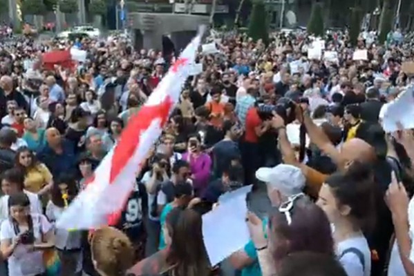 “ჯოს, ჯოს”, “მონებო, მონებო”, “წადი, წადი”, “გადადექი, გადადექი”, ” აგენტებო” – და უკვირს მავანს- რატომ არ ვვითარდებითო?