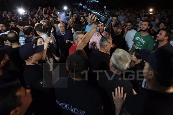 „რუსთავი 2“-ის ერთ-ერთმა ოპერატორმა პროტესტის ნიშნად სამსახური დატოვა