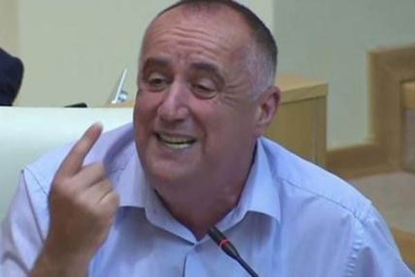 შენი დედაც და ზედ სააკაშვილისაც, ბოკერიასიც, გაბუნია-გვარამიასიც და ვისაც ეს ეწყინება, იმისაც!