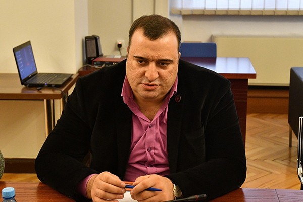 „ვის მიუკერძოებლობაზე უნდა აწარმოონ ამათმა კონტროლი ან რომელი სტანდარტი უნდა დაიცვან, ცილისწამების?“